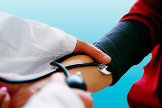 En mesurant la tension artérielle avec un tonomètre, un médecin peut détecter l'hypertension chez un patient.